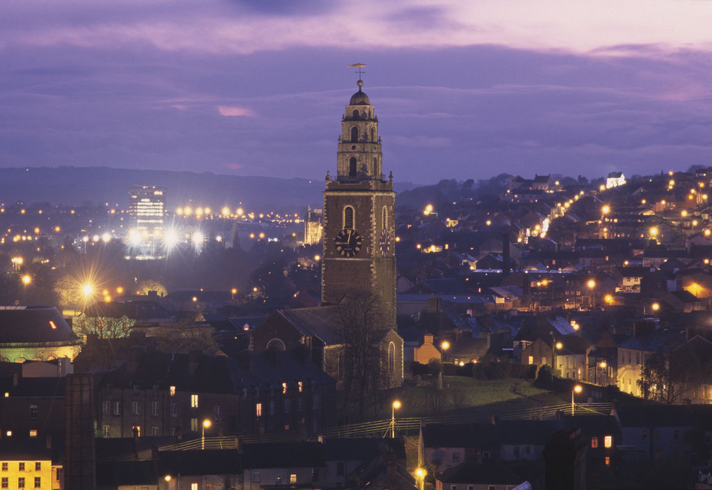 €100 Over 600 Hotels & Guesthouses image